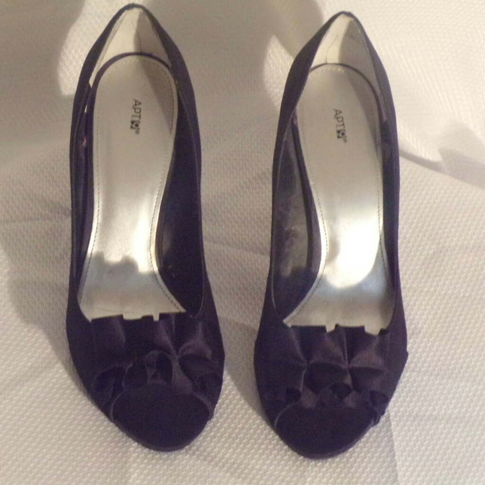 Black peep toe pump with ruffles